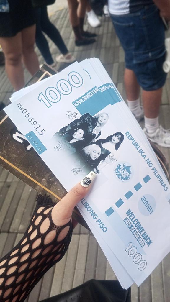 MikzMerch's tweet photo. @mikakimikz Hanapin niyo kamukha ni CL hehe https://t.co/9yrZiOFOiX