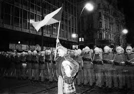 Ian_Willoughby's tweet photo. Czechoslovakia's Velvet Revolution began on this day exactly 35 years ago. Seven weeks later Václav Havel was president. 🇨🇿✌️🙏 https://t.co/Gv4Ap5P5qi
