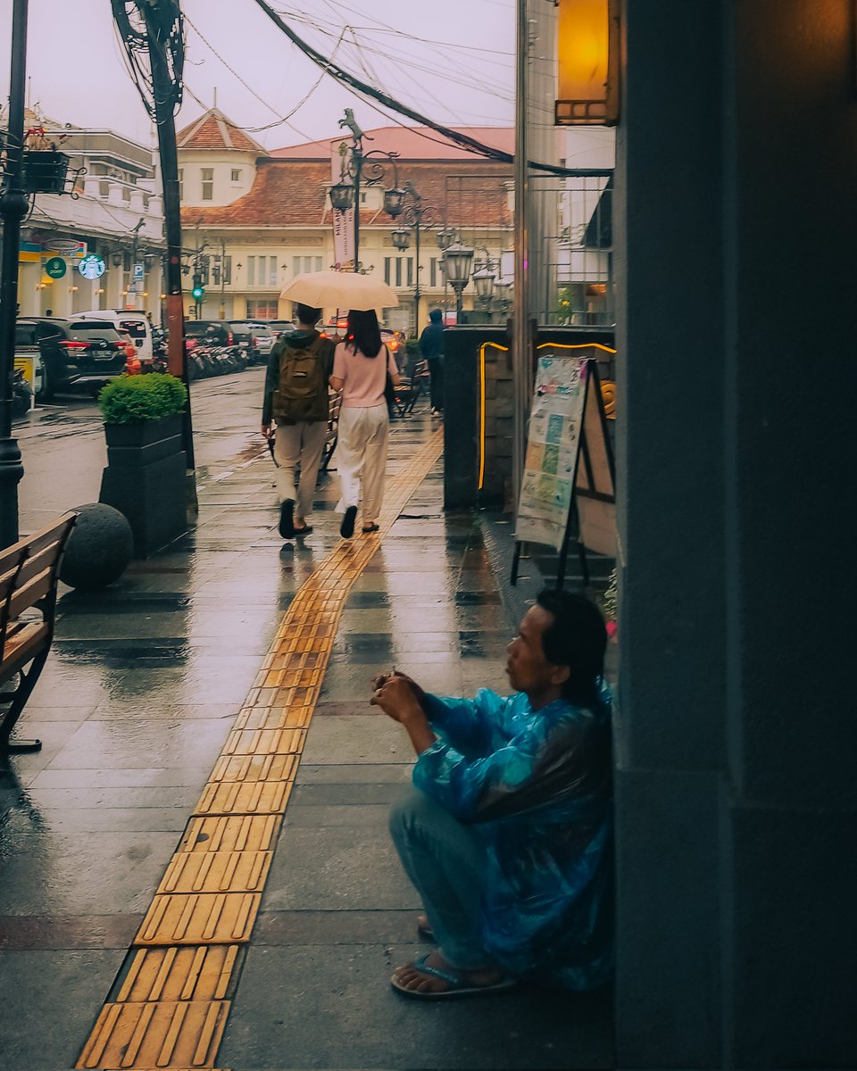 andika74's tweet photo. Rainy Weekend vibes.
#bandung #streetphotography #streetfeat #cineandcolor #streets_vision #street_photography #streetmobs #streetactivity #streetphotographers #smartphonephotography #Indonesia_photography https://t.co/ir61kJJ3GU