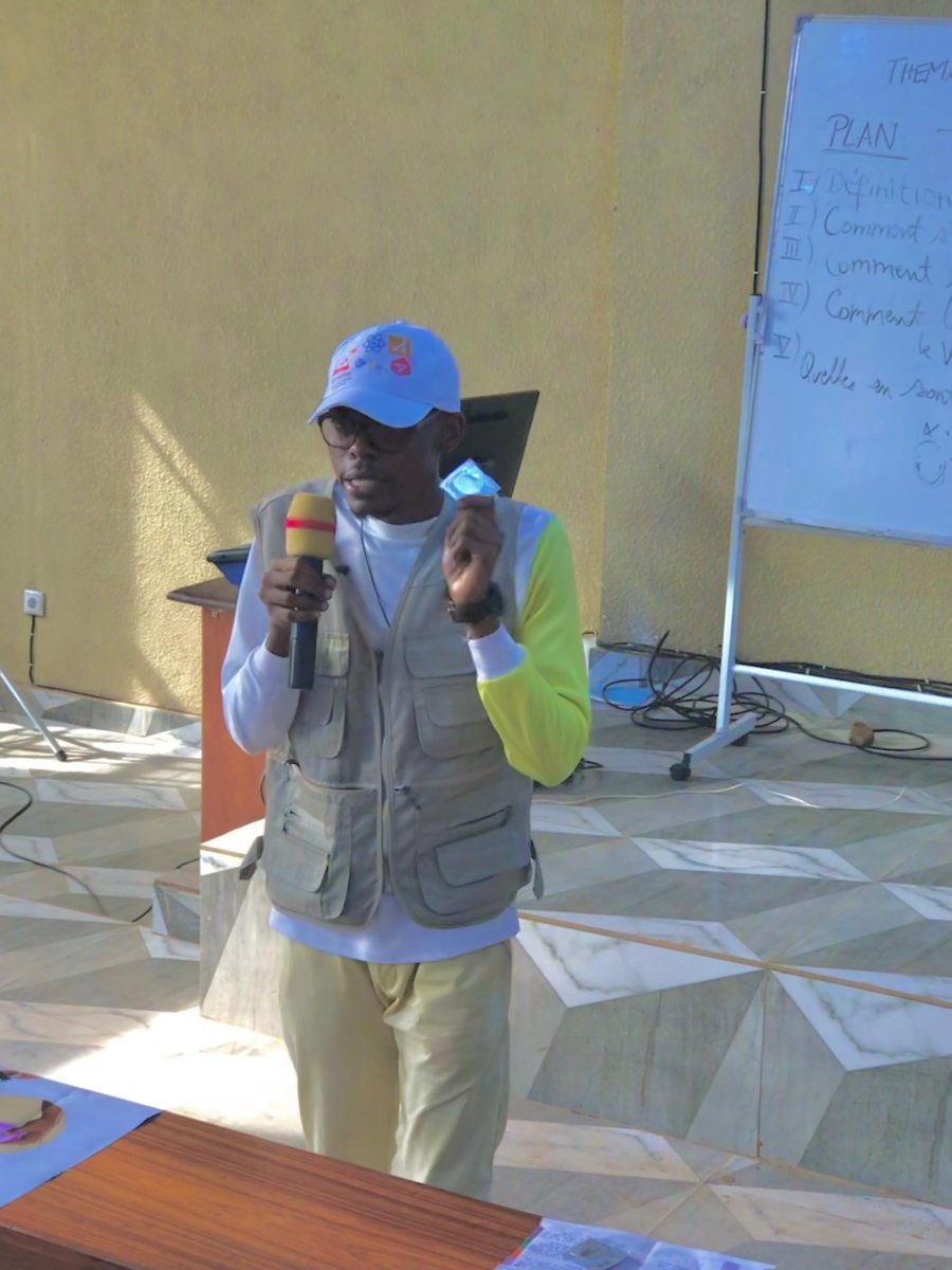 abefnd_rdc's tweet photo. 50 étudiants dont 35 garçons et 15 filles sensibilisés à Boma par les pairs éducateurs du MAJ-ABEF-ND Kongo Central en collaboration avec les étudiants de la faculté de Médecine L1LMD entrant et L1LMD sortant de l'Université d'État Président Joseph Kasa-Vubu. @IPPFAR @UNFPARDC https://t.co/iBjYjKWgRA