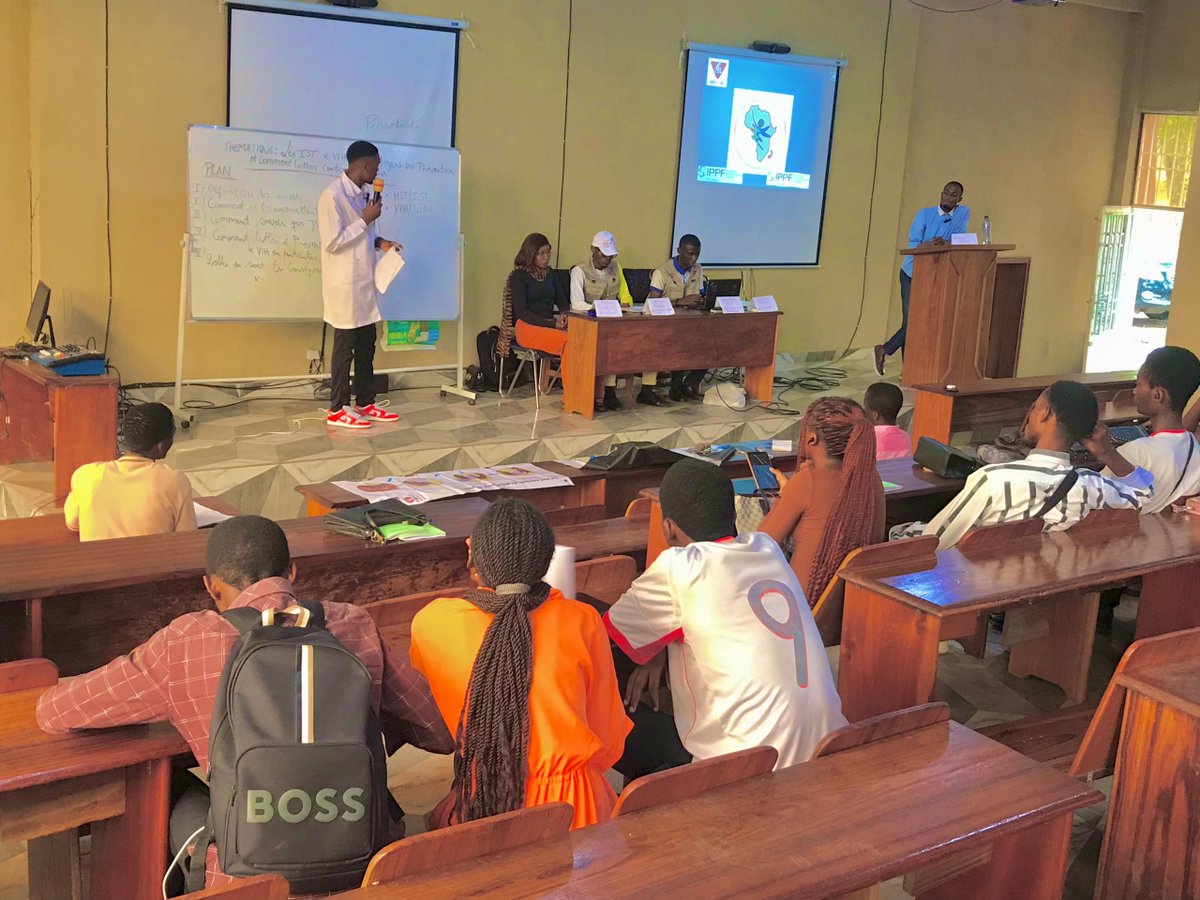 abefnd_rdc's tweet photo. 50 étudiants dont 35 garçons et 15 filles sensibilisés à Boma par les pairs éducateurs du MAJ-ABEF-ND Kongo Central en collaboration avec les étudiants de la faculté de Médecine L1LMD entrant et L1LMD sortant de l'Université d'État Président Joseph Kasa-Vubu. @IPPFAR @UNFPARDC https://t.co/iBjYjKWgRA