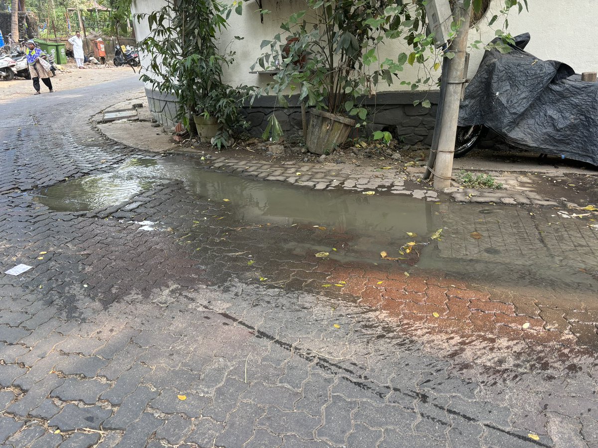 RdExtension's tweet photo. @SequeiraCarl @ShelarAshish @OfficeofAShelar @mybmcWardHW This is at St Paul Rd Extn / St John Road Extn, Opp Anthony Garage, Bandra. @mybmcHydEngg @mybmcSWM https://t.co/Oo0H0SYuXx