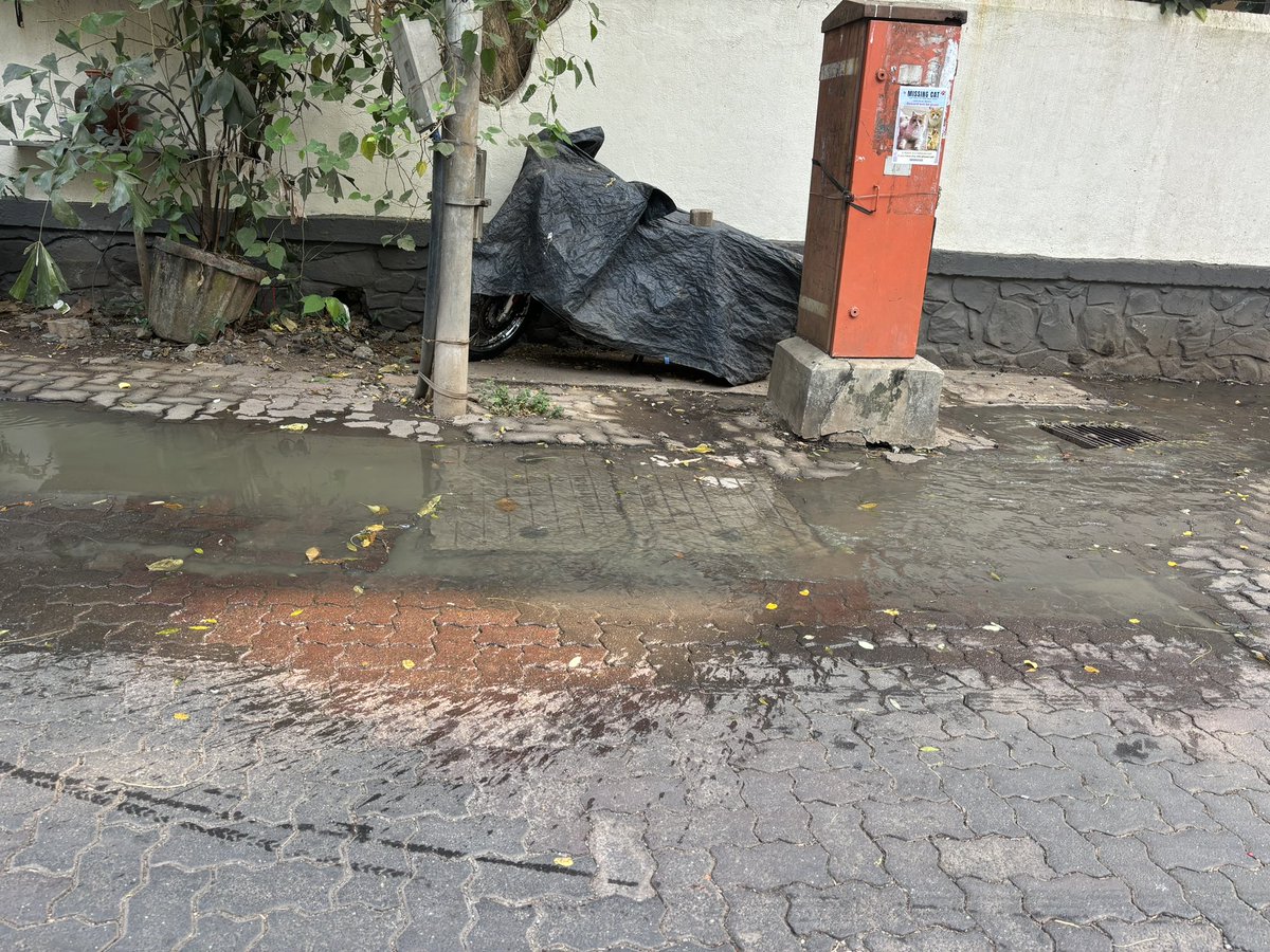 RdExtension's tweet photo. @SequeiraCarl @ShelarAshish @OfficeofAShelar @mybmcWardHW This is at St Paul Rd Extn / St John Road Extn, Opp Anthony Garage, Bandra. @mybmcHydEngg @mybmcSWM https://t.co/Oo0H0SYuXx