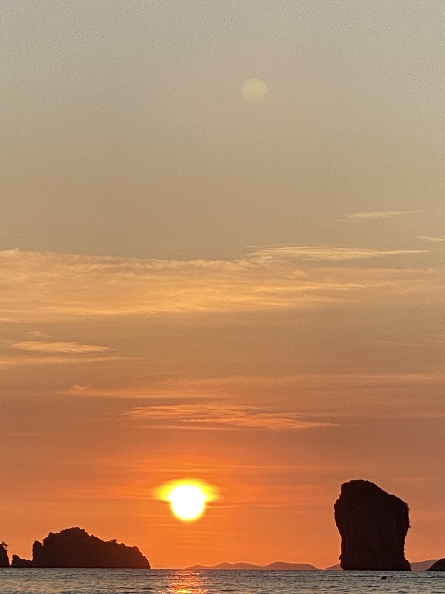 AiidaNB's tweet photo. Atardecer en el Mar Andamán. https://t.co/CshbKMoqho