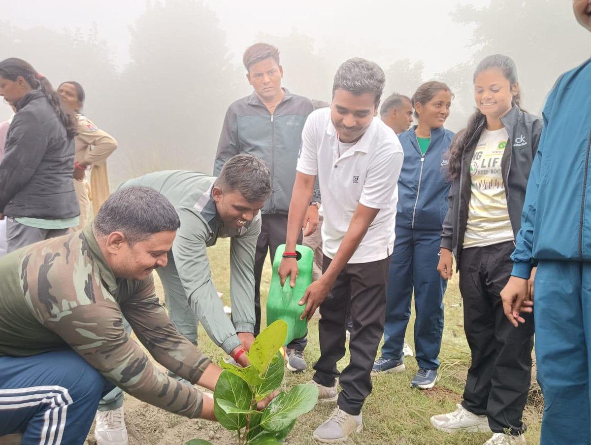 DEFCCOfficial's tweet photo. Run for Green Cover & Conservation!
The Muzaffarpur Forest Division hosted a 5 km run from Sherpur to Purushottampur today, promoting green cover,wildlife conservation, and fitness. 62 frontline staff participated with great enthusiasm.(1/2)
#GreenCover #Muzaffarpur #BiharForest https://t.co/0lUIg4LX6D