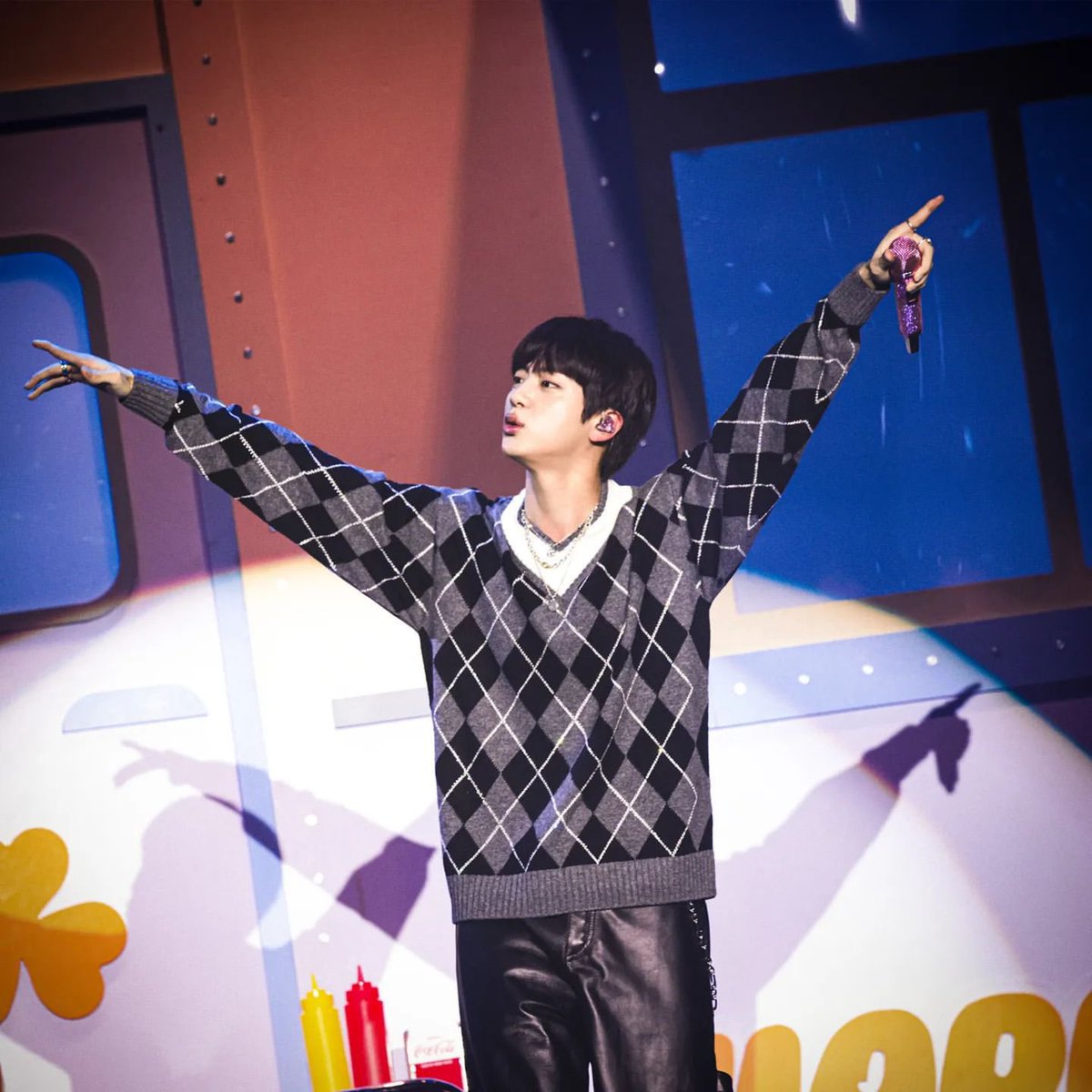 jin_is_destiny2's tweet photo. 2024.11.16. Jin ‘Happy’ Special Stage ①
~ MC トーク ~

🐹ARMYを「HAPPY」にさせることができるものをアルバムに収めないといけないという結論が出ました。そうやってこの「HAPPY」が 今回のアルバムのタイトルになりました

#HappySpecialStage #Jin_Happy #Jin_RunningWild #방탄소년단진 @BTS_twt