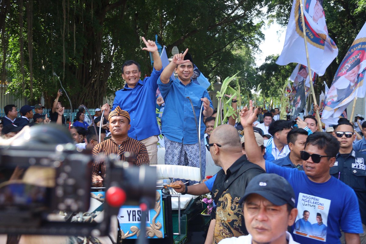 Fahrulkhusaini_'s tweet photo. Gus Yasin dan Ahmad Luthfi naik andong menuju lokasi kampanye Akbar di Vansterburg Solo dengan keliling kawasan keraton sekitar 2 kilo meter menyapa masyarakat di sepanjang jalan, Minggu 17 Nopember 2024. #tajyasin #gusyasin #ahmadluthfi #pilkada2024 https://t.co/3KE7cFHL7c
