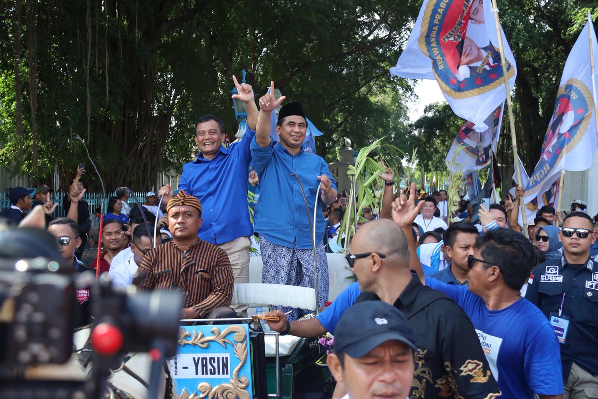 Fahrulkhusaini_'s tweet photo. Gus Yasin dan Ahmad Luthfi naik andong menuju lokasi kampanye Akbar di Vansterburg Solo dengan keliling kawasan keraton sekitar 2 kilo meter menyapa masyarakat di sepanjang jalan, Minggu 17 Nopember 2024. #tajyasin #gusyasin #ahmadluthfi #pilkada2024 https://t.co/3KE7cFHL7c