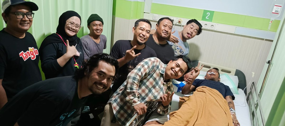 Dicucidulu's tweet image. Alhamdulillah cak Boby sudah sadar. InsaAllah kalau tidak ada halangan besok atau selasa akan di lakukan tindak oprasi. Mohon doanya ya man-teman.

Total donasi yg terkumpul dan sudah kami serahkan ke pihak keluarga sebesar 6jt.

Sekali lagi terimakasih banyak man-teman semua.