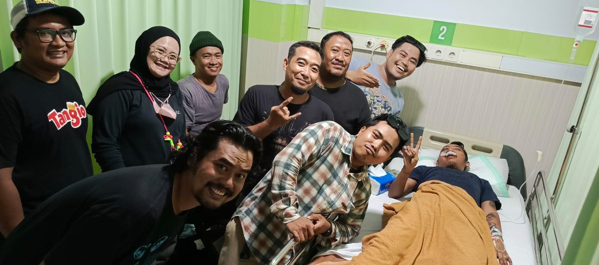 Dicucidulu's tweet image. Alhamdulillah cak Boby sudah sadar. InsaAllah kalau tidak ada halangan besok atau selasa akan di lakukan tindak oprasi. Mohon doanya ya man-teman.

Total donasi yg terkumpul dan sudah kami serahkan ke pihak keluarga sebesar 6jt.

Sekali lagi terimakasih banyak man-teman semua.