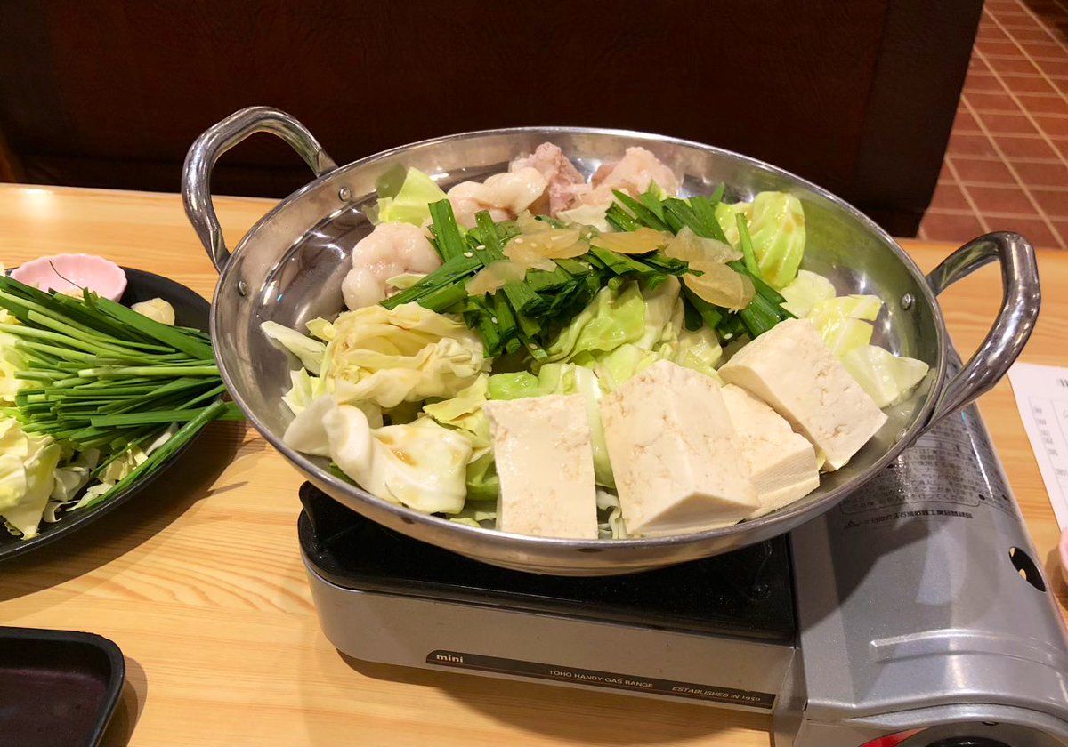 pickles_ml_sub's tweet photo. SD飲み放題のオレンジジュース、サイドのご飯セットにザンギ(鶏唐揚げ)、そして主役の牛もつ鍋と追加の鍋用野菜…😌
#とんでん
#tonden
#牛もつ鍋
https://t.co/fbi2jzjV9u https://t.co/dDgzjDaJmZ