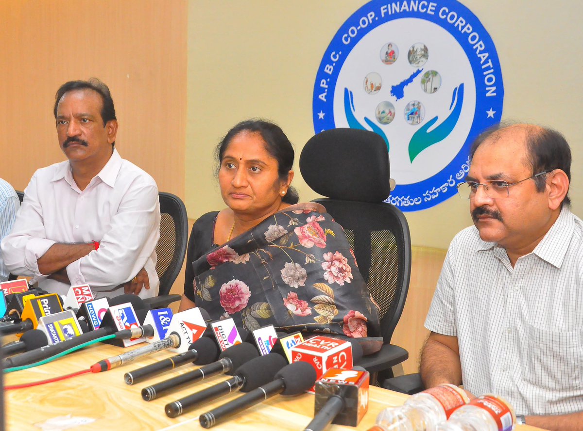 airnews_vja's tweet image. 🔹రాష్ట్ర వ్యాప్తంగా  అన్ని జిల్లాలలో  ఉచిత DSC శిక్షణా కేంద్రాలు  ప్రారంభమయ్యాయని మంత్రి ఎస్. సవిత తెలిపారు.

🔹 వచ్చే నెలలో సివిల్ సర్వీసెస్ కు కూడా ప్రభుత్వం ఉచిత శిక్షణా కేంద్రాలను ప్రారంభిస్తుందని మంత్రి తెలిపారు.
#MegaDsc #freecoaching #teachers