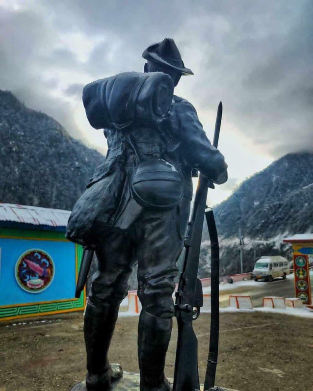 vikramSSingh24's tweet image. Paying tribute to one of the greatest warriors of independent India: Rifleman Jaswant Singh Rawat,Maha Vir Chakra (posthumous).On Nov 17,  1962, he attained Veergati at an age of 21.His stand against the invading Chinese army is bone chilling
@abhishekanandji

#jaswantsinghrawat