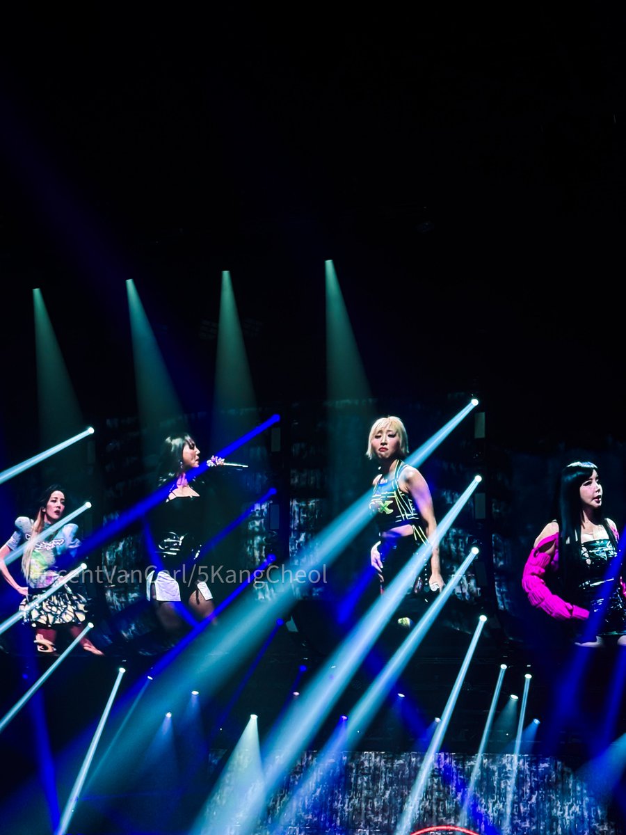 5kangcheol's tweet photo. They are so perfect. 🥹🥹🥹🥹 

and @mingkki21 's face is so smug i love it.

#2NE1_WELCOMEBACK #2NE1WELCOMEBACKinMANILA #2NE1 https://t.co/6Z8fg6wAuV