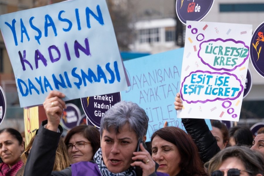 Farklı illerde çalışma sürdüren kadın dernekleri bir yılda, kendi bulundukları alanlarda kadına yönelik şiddet ve devlet mekanizmlaranın düzeyine ilişkin gözlemlerini Ekmek be Gül'e anlattı: Bir yılda yoksulluk tırmandı, şiddet arttı!

ekmekvegul.net/category/kadin…