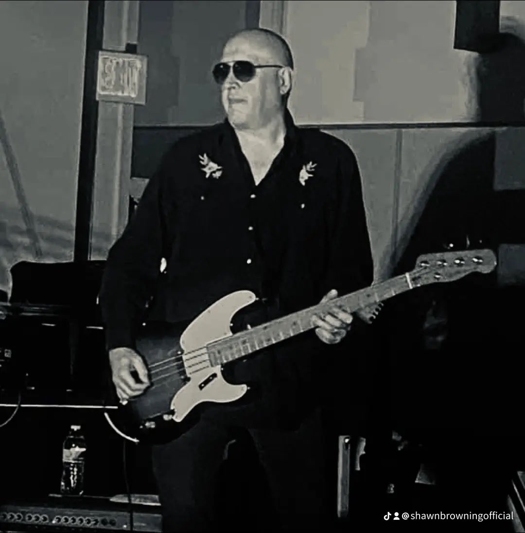shawnebrowning's tweet photo. Played bass for Leper in Kokomo, IN tonight. #goth #gothaesthetic #gothstyle #gothgoth #thisoneisaboutdeath https://t.co/VPUU8CtXU6