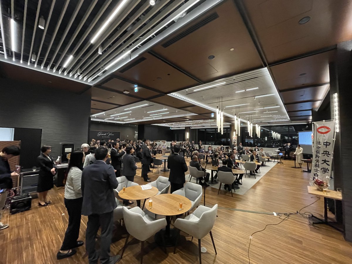 kenIijima4's tweet photo. 中央大学社労士白門会の創立２０周年記念講演会と祝賀会が中央大学駿河台キャンパスで開催されました。
幹事としての私の役割は幹事長からの指示で動く係 (^O^)
学長・副学長・教授や理事の先生方、更に他大学の先生方が多数参加されての素晴らしい講演会・祝賀会になりました。
感謝 https://t.co/DjDpIYdu5g
