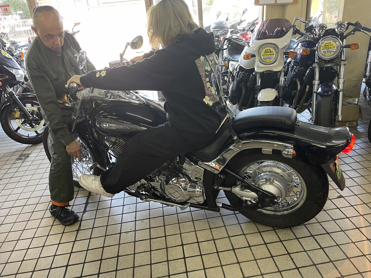 4yokoyoko3's tweet photo. これに乗ることになりました🏍³₃
とにかく足が短めなので(全長150cm)心配は尽きないけれど💦 なんとかなるさケセラセラっつー事でꉂꉂ(ˊᗜˋ*)🎶
#ドラッグスター #drugstar #バイク乗り母さん #Jams #Harmonyグッズ https://t.co/A1fypJzBRw