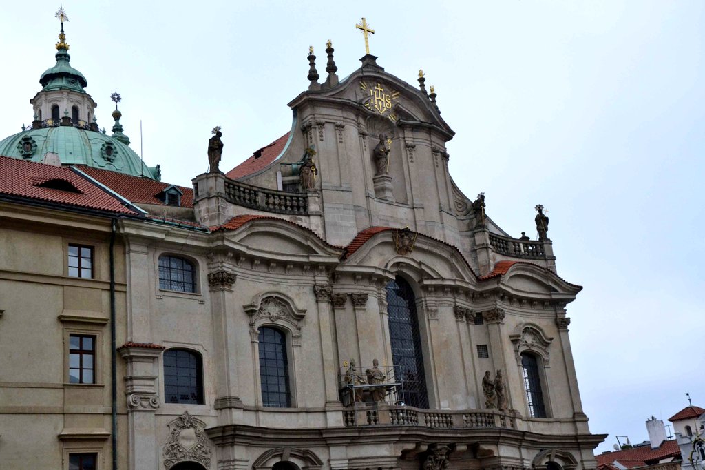 Z_U_Muz's tweet photo. O rozšíření kategorie #Kamensochy19 se na kostele Sv. Mikuláše #malastrana zasloužila povětrnost. Natolik obrousila Kholovy sochy na balustrádě průčelí, že je v r.1889 musely nahradit volné kopie: Sv. Jeronýma a Augustina (B. Seeling) a Sv. Ambrože a Řehoře Vel . (T. Seidan). https://t.co/rFfShxn3tL