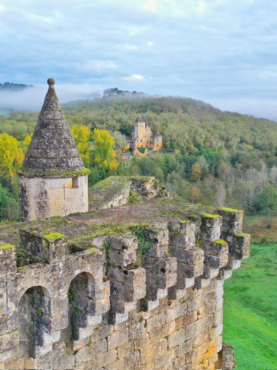 PierreOlley's tweet photo. 🔴 Lever de soleil un matin d'automne au #chateau de #Commarque : 1001 lumières au pays des 1001 châteaux ! Quelle chance ! 😍 #Perigord #Dordogne https://t.co/tAhniEhgIT