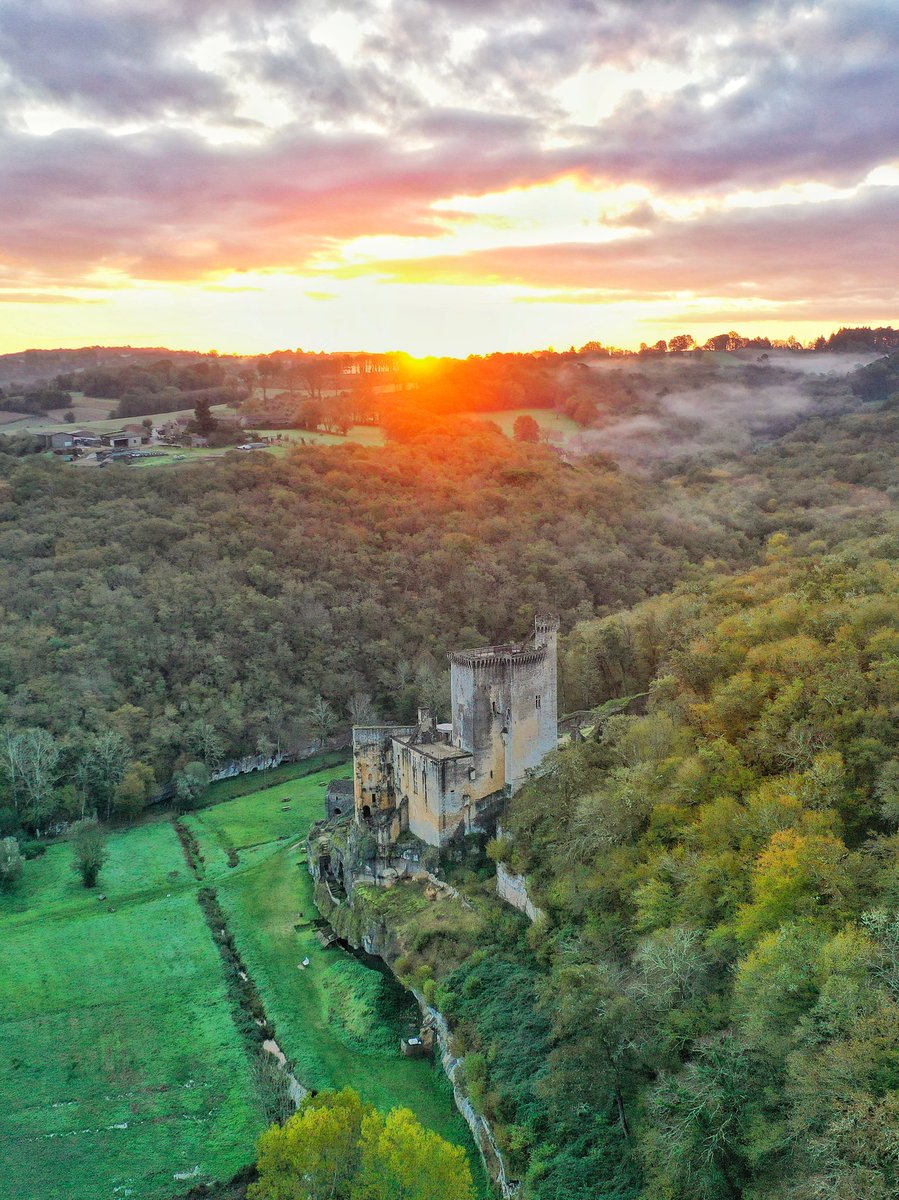 PierreOlley's tweet photo. 🔴 Lever de soleil un matin d'automne au #chateau de #Commarque : 1001 lumières au pays des 1001 châteaux ! Quelle chance ! 😍 #Perigord #Dordogne https://t.co/tAhniEhgIT
