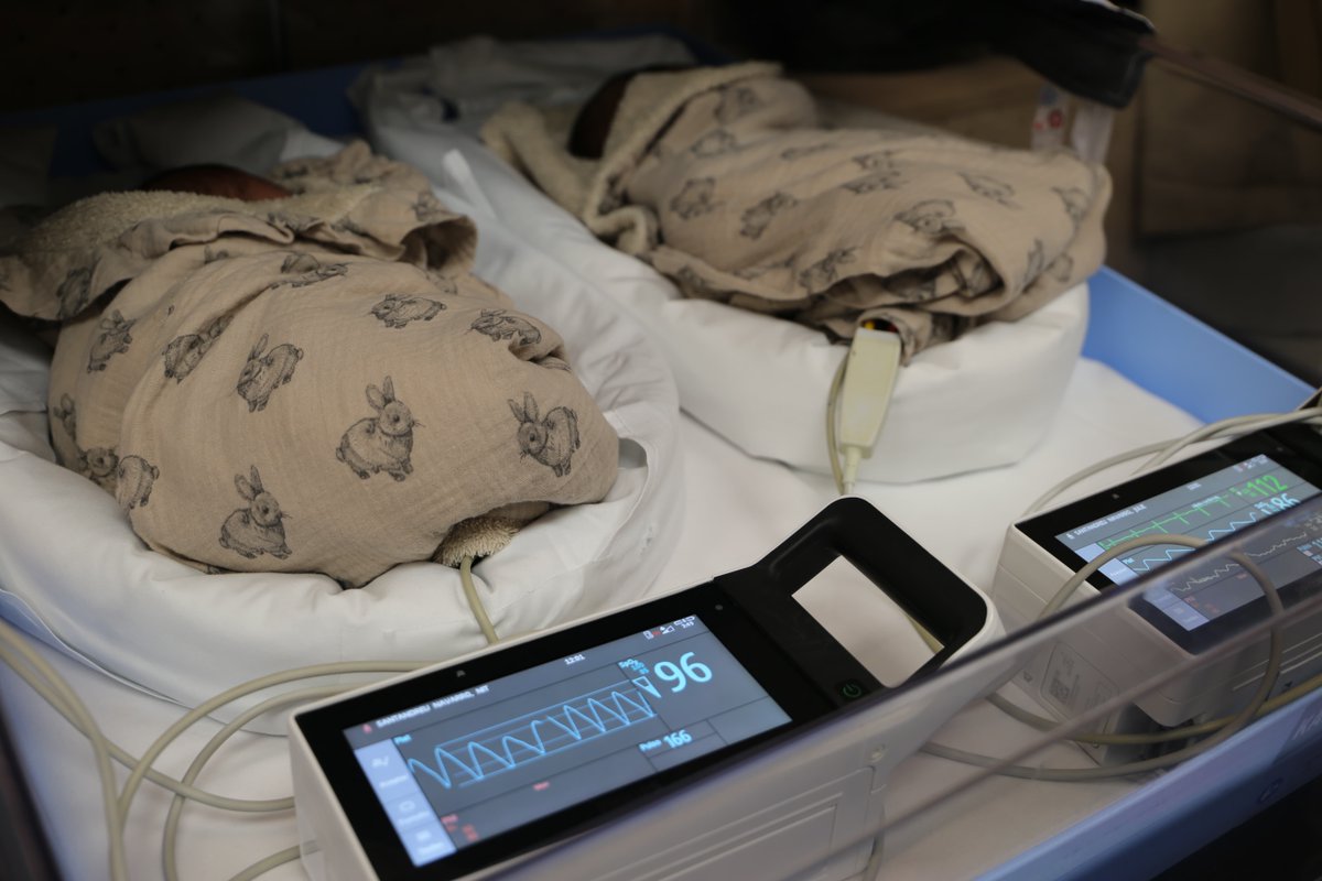 vallhebron's tweet photo. 🌟 Cada any neixen 13 milions de prematurs al 🌎. A #VallHebron, les cures neonatals d’alta qualitat i lesforça per mantenir les famílies unides marquen la diferència: pell amb pell, hospitalització a domicili i un model que no trenca el vincle mare-fill.

💜 #DiaDelPrematur https://t.co/nZo90RQL7w