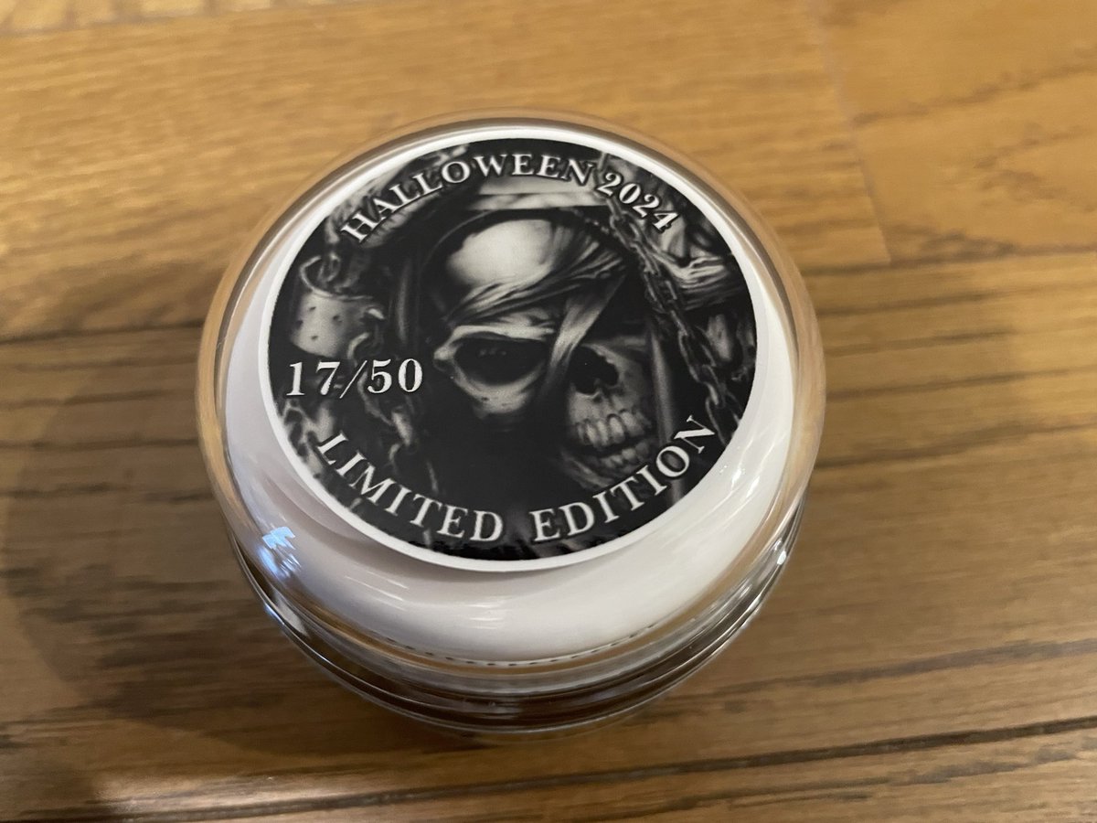 RvvXJblQrc4ypX3's tweet photo. 奇跡のクーポンを使っての
Waxが届きました🤭
BMD 2024 Halloween
Limited Edition
香りはパイナポー強め
もうマンゴーわかんないくらい😂
相変わらずジャーとラベルは
超カッコイイ💀😍
高撥水って事は疎水じゃない?
去年のはかなり良かったので
今年のはどうなのか期待大❗️
#SpeedShine https://t.co/Mc4rYz98nd