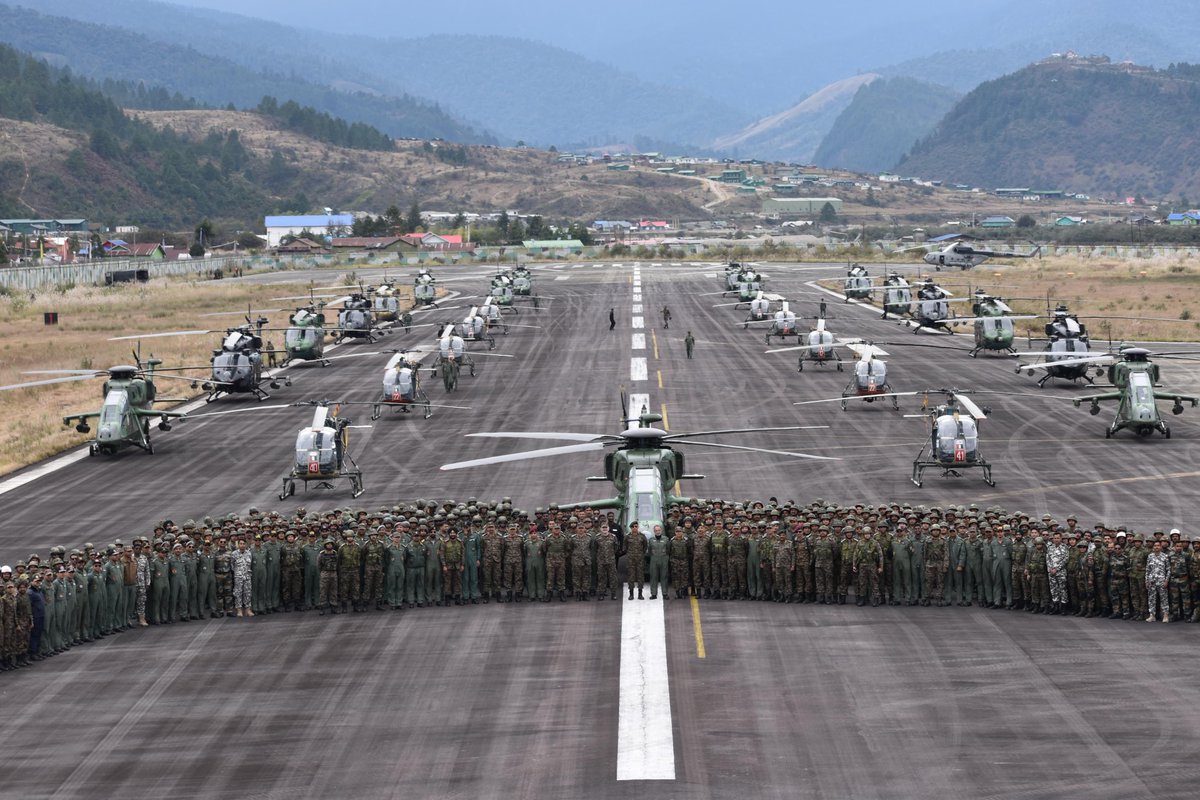 easterncomd's tweet photo. #IndianArmy
#EasternCommand
#IndianArmedForces
#TrainingTogether
#Synergy
#Jointness
𝐄𝐗𝐄𝐑𝐂𝐈𝐒𝐄 #𝐏𝐎𝐎𝐑𝐕𝐈𝐏𝐑𝐀𝐇𝐀𝐑
On the second day of his visit to Ex #PoorviPrahar, Lt Gen RC Tiwari, #ArmyCdrEC and Air Marshal Inderpal Singh Walia, #SASO, @EAC_IAF witnessed demonstration of unmatched combat capabilities of #IndianArmy, #IndianNavy and #IndianAirForce as they executed complex operations incorporating third dimension adequately bolstered by new generation equipment with precision and efficiency in challenging environment.
Achieving mission success in real-time scenario, #ArmyCdrEC lauded the troops for their enthusiasm and desire to achieve excellence in all tasks.
@adgpi
@SpokespersonMoD
@HQ_IDS_India
@indiannavy
@IAF_MCC
@official_dgar
@ProDefKolkata
@IndiaCoastGuard
@HQ_DG_NCC
Facebook - https://t.co/fxHWIPz4gi
Instagram - https://t.co/IM5QIpZVkp