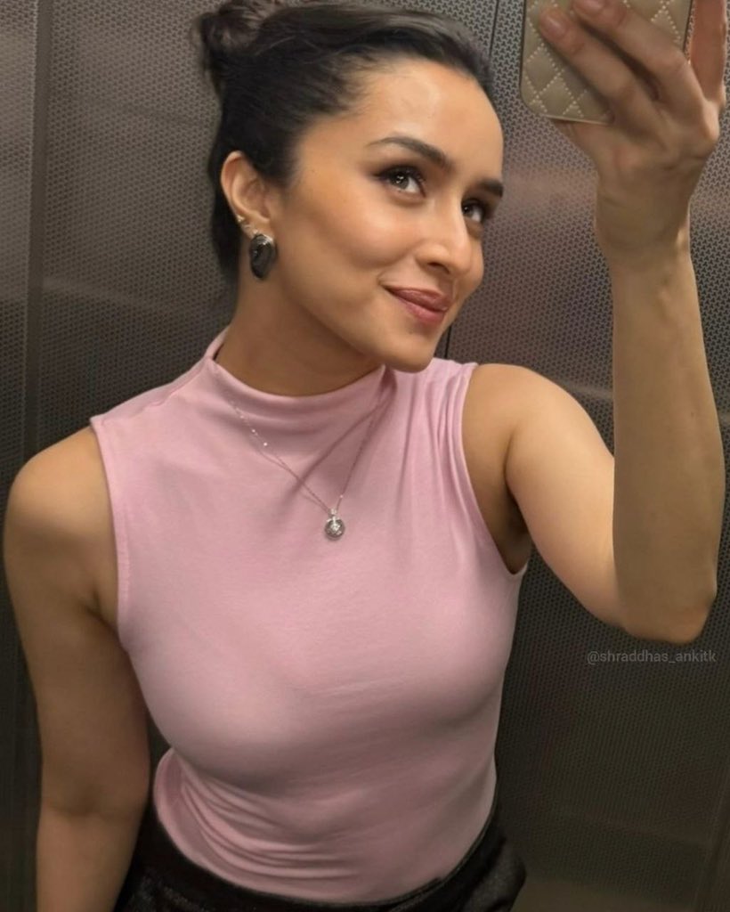 ApkiHayati's tweet photo. Shraddha Kapoor ♥️🥰

👇👇👇

👇👇

👇

#Shraddha
#ShraddhaKapoorhot #ShraddhaKapoor 
#DevaBhau4Development #Pushpa2TheRuleTrailer #KailashGahlot #DevaBhau4Development #CharacterlessLadyNAYANTHARA https://t.co/u03GJhAthm