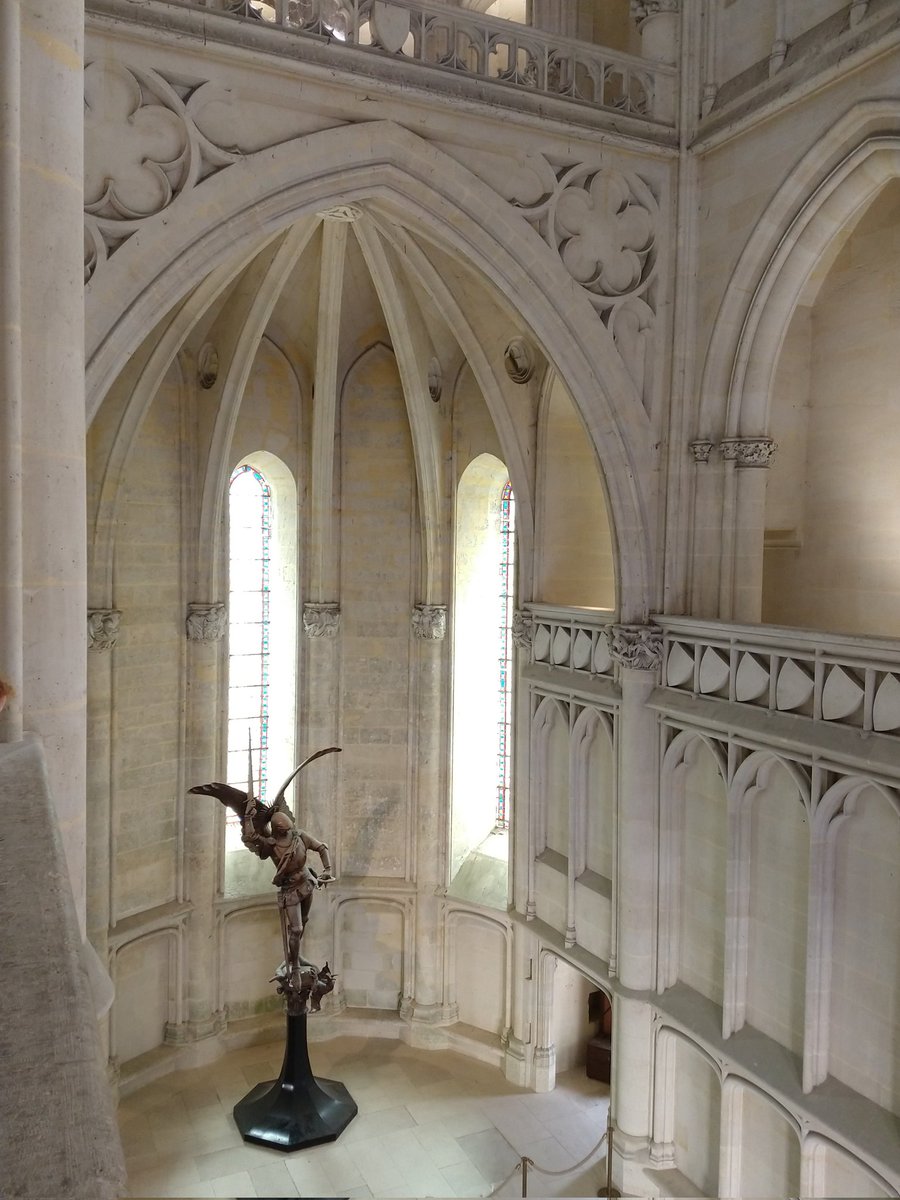 Peaceful sunday to everyone 🙏, 
from Château de Pierrefonds.