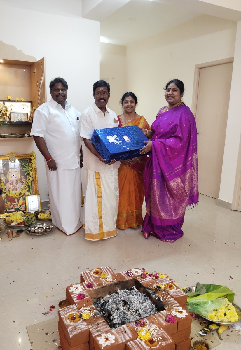 mala_selva's tweet photo. இன்று பாஜக மாநிலத் துணைத் தலைவர் திரு டால்ஃபின் ஸ்ரீதர் அண்ணா அவர்களின் இல்ல கிரஹப்பிரவேச நிகழ்ச்சியில் கலந்து கொண்டபோது முன்னாள் மத்திய இணையமைச்சர் முன்னாள் மாநிலத் தலைவர் திரு பொன் ராதாகிருஷ்ணன் ஜி அவர்களை சந்தித்தபோது
@PonnaarrBJP
@DolphinSrithar https://t.co/k8JariQNns
