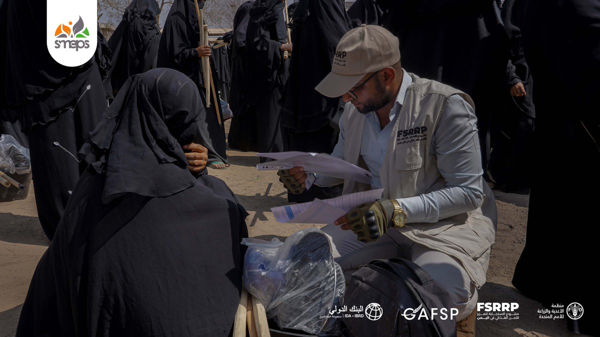 SMEPSYEMEN's tweet photo. To protect human capital and avoid any harm or transmission of infections inside the barns 🐐😷

1800 female livestock breeder 🧕🏽received safety equipment in both districts: AlShamaytin #Taiz & Tuban #Lahij 📍

This is one step of the technical & financial support that will be provided to empower livestock breeders, towards increased local food production. 🥛🧀

This comes as part of the Food Security Response and Resilience Program in Yemen #FSRRP, conducted in collaboration with the @WBG_IDA and in partnership with the @FAOYemen.
#SMEPS