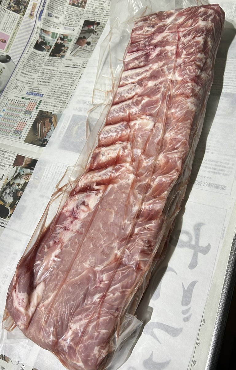 fuji3kun's tweet photo. ふるさと納税で
豚ロース肉

年末年始に燻製したくて、、、予想より早めに届いてしまった。
冷凍するのもなんだし、
塩分濃度⤴️高めで年末まで漬け込むことにするが、1ヶ月ちょいって大丈夫か？
失敗したら食べ損ねるので、端っこを分厚いやつで食べとこうと思います。

＃燻製 https://t.co/5cmZcbOhXT