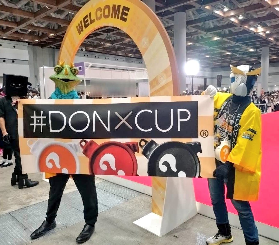 nekonoko_pj's tweet photo. #職業怪人カメレオール 様、ツインジャーと一緒に #DONXCAP の宣伝して頂きました!
お話ししてる時は物腰の柔らかい感じなのに、歩く姿のカッコ良さに痺れました〜📸✨✨✨
ますますファンになっちゃいますね😍💕💕
#デザインフェスタ60
#デザフェス60 https://t.co/BE33oahpUS