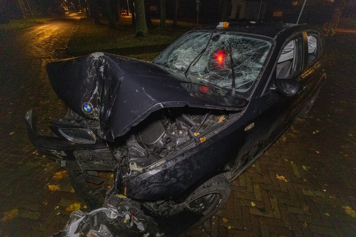 19-jarige automobilist onder invloed botst tegen boom