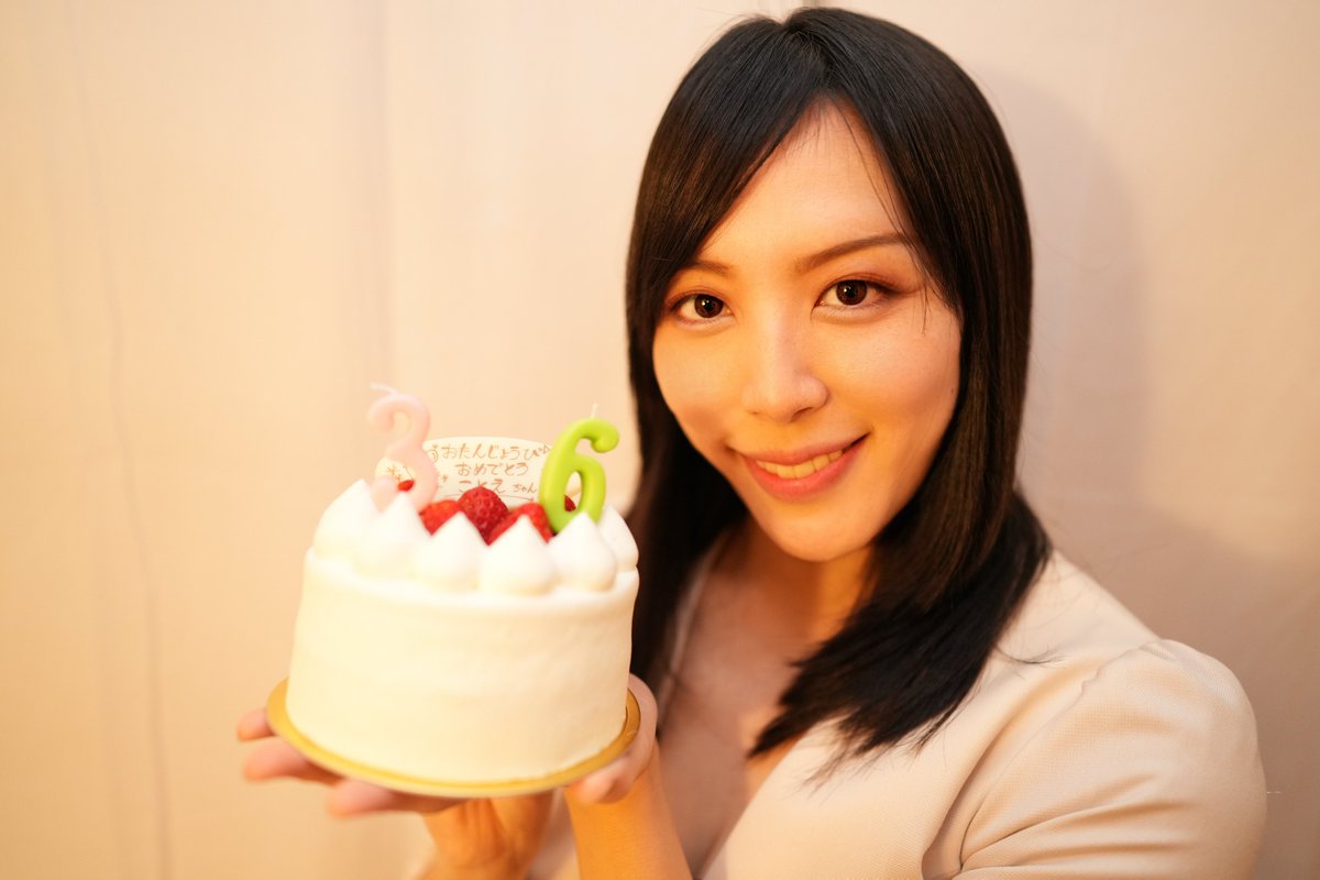 HashimotoKotoe's tweet photo. 今日36才になりました！私を産み育てた父母、そして守り続けてくれた日本に感謝します。
そこで今日は、私がイギリスの国立大学院で学んだ大切なことをお話ししたいと思います。
"私は貴方の意見には反対だが、それを主張する権利は命をかけて守る"
という保守主義の大切な精神です。

それじゃあ、広島弁で語ります！

大学院の教授にな、ユダヤ人がいたんじゃ。

そのときも今と同じように、ガザ地区でイスラエル軍とハマスが激突して、

パレスチナの子どもたち数百人が殺害された事件があってな（キャストレッド作戦）

その頃のワシは純粋無垢だったから（よく後で調べたら中国軍武器供与とかあったんじゃが）、イスラエル軍が悪に見えてな

つい、そのユダヤ人教授に

「もし、私がナチスによるホロコーストは正しかった、もしホロコーストが完全遂行されていたらパレスチナ問題は起きなかっただろうと言ったらどう思いますか？」

と喧嘩を売ったことがあったんじゃ。

そうしたらユダヤ人教授は、冷静に

"I disapprove of what you say, but I will defend to the death your right to say it."
（私は君の意見には反対だが、それを主張する権利は命をかけて守る）

と言ったんじゃ。

つまり、ホロコーストが無かったとか偽りは許されないが、

事実をどのように述べるかは自由であり、ホロコーストが完全に遂行されたらイスラエルもないわけだから、間違いはない、

ただ私はその意見に反対だ、ということじゃ。

付け加えて

「もし日本人のあなたが私たちへのホロコーストを肯定するならば、広島長崎への原爆もまた肯定されても仕方ないでしょう」

と嫌味を言われて終わった。

ワシは感銘を受けてな。

そのユダヤ人教授の専門はイギリス法で、あの有名なマグナカルタに詳しかった。

マグナカルタは、王様が勝手に人を処罰することを禁じ、処罰は法律に基づかなければならないことを決めた。

ほか、夫の死に関する訴え以外で訴えても、女の訴えは認めてはならん、とか、

ユダヤ人金貸への債務を相続した子どもからは成人するまで利子をとれない、とかがマグナカルタで定められたが、

一番のポイントは「法律によらなければペナルティもなし」という権利じゃ。

イギリスはこれを800年以上相続して今に至るわけだな。

言葉が処罰されるのは、侮辱、名誉毀損、脅迫、強要、恐喝、偽計業務妨害が法律で決まっているよな。（昔は不敬も）

もし、それ以外でペナルティが必要なら、ペナルティを叫ぶ前に法改正を叫ばねばならん。

例えどんなに不快で許せないと感じても、法令によらなければペナルティを与えてはならん、

というのが「憲法」であり、

この価値観を相続して尊重する政治姿勢を「保守主義」だとイギリスで定義され、

日本に輸入されたわけだ。

だから、日本人が自らを保守派だと自認するとき、

自分の感情やお気持ちよりも、

虚偽を除き何が悪いことかは予め法定されなければ非難に値しない、

という価値観を大切にしなければならん。

それが『経験則』というもんじゃ。

然るに、昨今のリベラルは日本も欧米もひどいよな。

失言でギロチン送りにされたフランス革命のように「何も経験則がない」状態じゃ。

リベラル（革新）は観念、簡単に言うと「お気持ち」で政治や司法をやることを言う。

明確な基準で価値判断をするワシら保守とまったく相容れないわけだ。

だから、民主党政権下のアメリカでは多様性に反対しただけで職を追われる人が続出した。

しかし、それもトランプ共和党政権で終わりじゃな。

問題なのは、ワシら日本人が、しかも保守を自認する者まで、

いつまでお気持ちを最優先にする判断基準を持ち続けるのか？ということじゃ！

はっきり言おう。それは精神の幼稚だ。

だから、言論の自由が無い国は没落する。間違ったことを批判できなくなるからな！

それではいかんのじゃ！

どんな不快な発言でも、それが虚偽または法律で禁忌とされていない以上、発言する自由を侵してらならんのじゃ！

ましてや発言者を追求してはならんのだ！

それをするのは後進国だけだ！！！

保守は言論の自由を守る。

それは不快の許容を意味する！

不快よりも大切なのが国家の安寧だからじゃ！

それだけは忘れないでな！

ところで今日、ワシの誕生日だから、深夜0時1分頃から現在までおめでとうDMとリプライを沢山いただいた。

ありがとう！

誕生日プレゼント買ってあげるよ！という優しいメッセージが沢山あり全員に返信しきれてないので、お言葉に甘えておねだりリストを載せる！
https://t.co/B2ISdH24gI

頂いたものでワシのお腹にいる赤ちゃんが育つと思うと感慨深い！みんなに育てられた気がする！

また、今日のお話しはワシの書いた
「われ、正気か！」に詳しく書いたような気がするから良かったら読んでた！
https://t.co/2fN9JmQ0HI