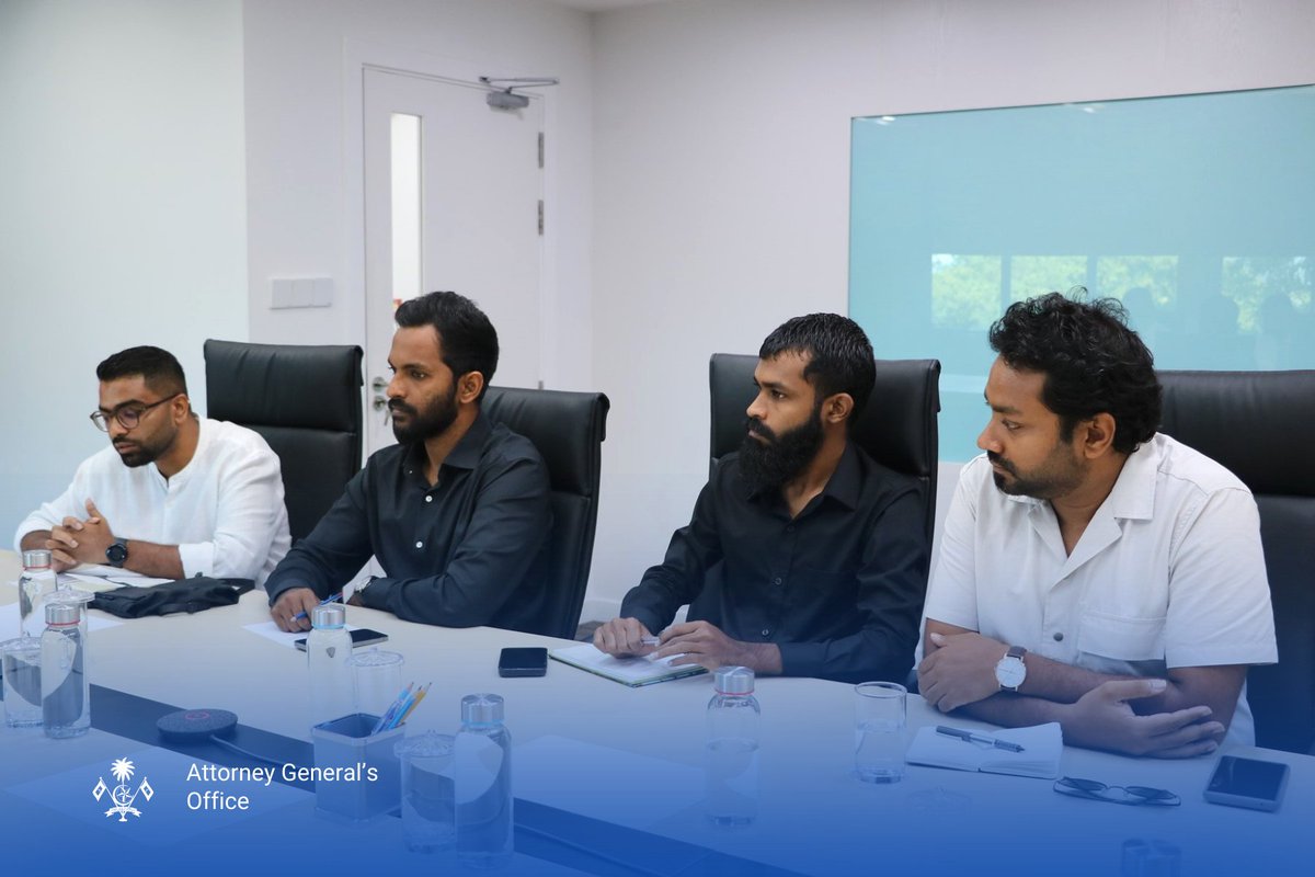 ބަންޑާރަނައިބު އަލްއުސްތާޛު އަޙްމަދު އުޝާމް މިއަދު ވަނީ މޯލްޑިވްސް ޖާނަލިސްޓް އެސޯސިއޭޝަންއާ ބައްދަލުކުރައްވައި، މަޖިލީހަށް ހުށަހެޅިފައިވާ މޯލްޑިވްސް މީޑިއާ އެންޑް ބްރޯޑްކާސްޓިންގ ބިލާ ބިލާ ގުޅޭ ގޮތުން ހުރި ޝަކުވާތައް އަޑުއައްސަވާފައި. ނޫސްވެރިންގެ ކަންބޮޑުވުންތަކަށް ޙައްލު