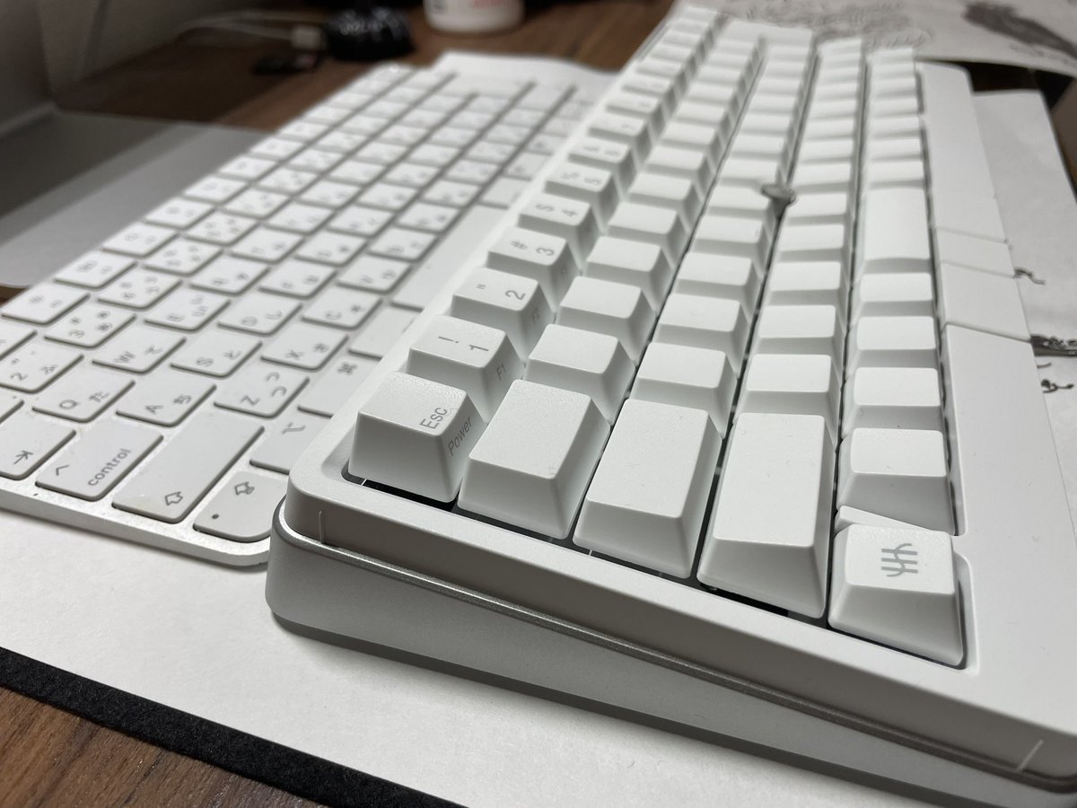var_zen's tweet photo. HHKB Studio 雪 &amp; Apple Magic Keyboard 
金属色はほぼ一緒だが、キートップ色は若干差がある
HHKBの方が暖かい白と見えるかな？
#hhkb #hhkbstudio https://t.co/aPzg1bwfSg