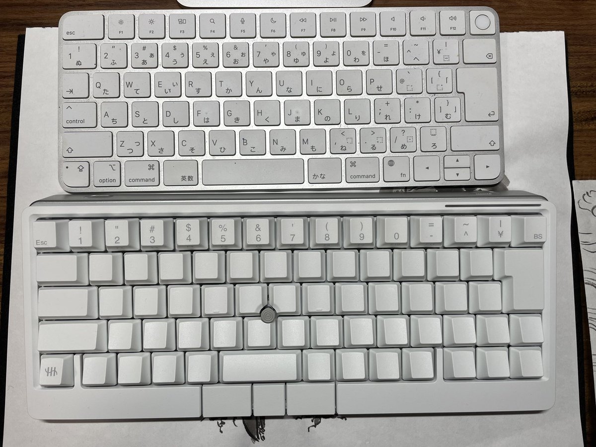 var_zen's tweet photo. HHKB Studio 雪 &amp; Apple Magic Keyboard 
金属色はほぼ一緒だが、キートップ色は若干差がある
HHKBの方が暖かい白と見えるかな？
#hhkb #hhkbstudio https://t.co/aPzg1bwfSg