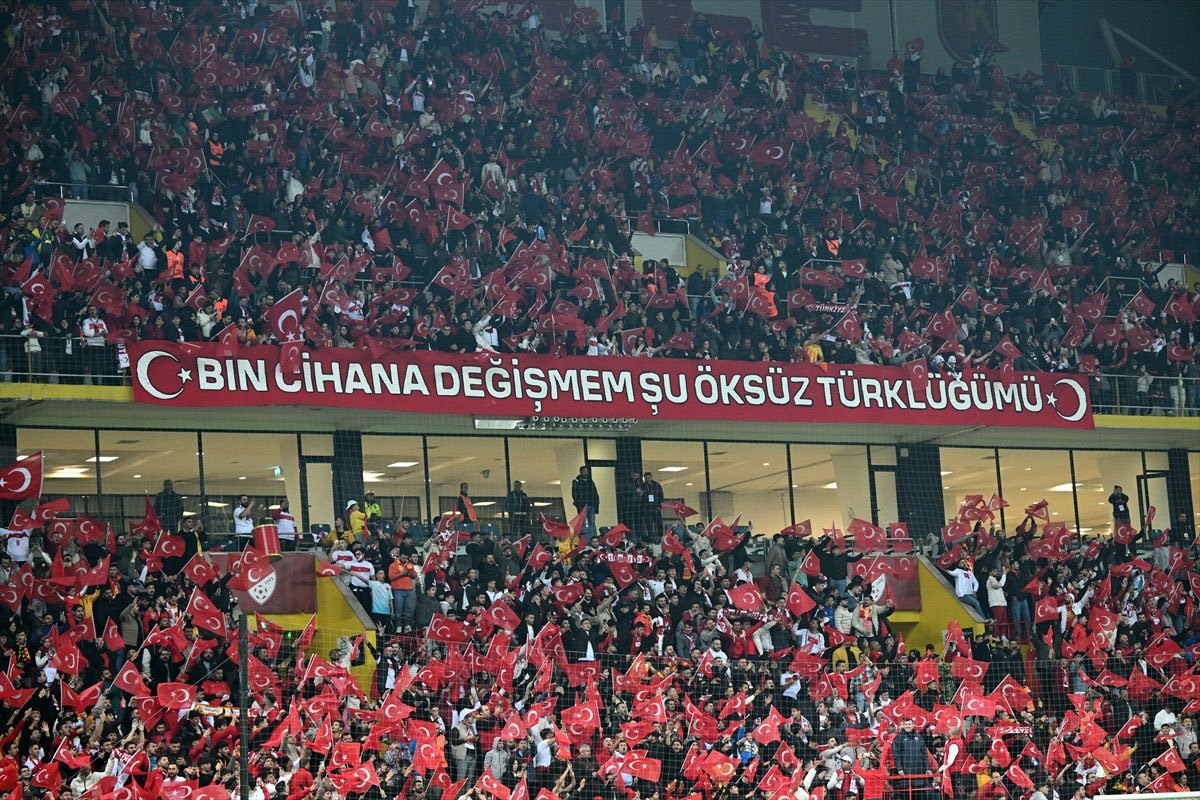 Kayseri Tribünleri.
Memleketimin Farkı..👏👏

Bin cihana değişmem şu öksüz Türklüğümü.🇹🇷