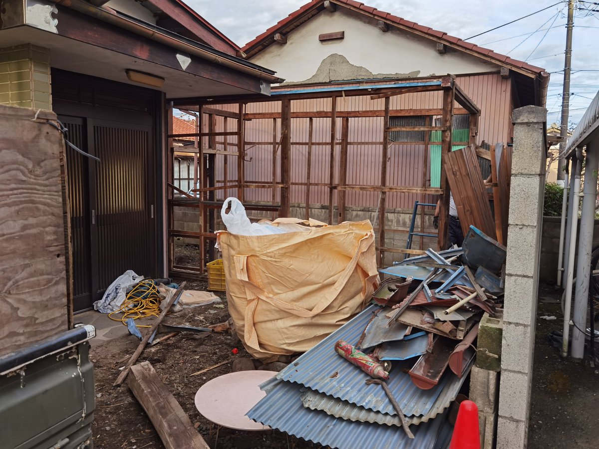 Semmaru_t's tweet photo. 業者さんが倉庫解体してくれてる。これで車2台置けるようになる。群馬県の物件 https://t.co/CHrUNbzP0V