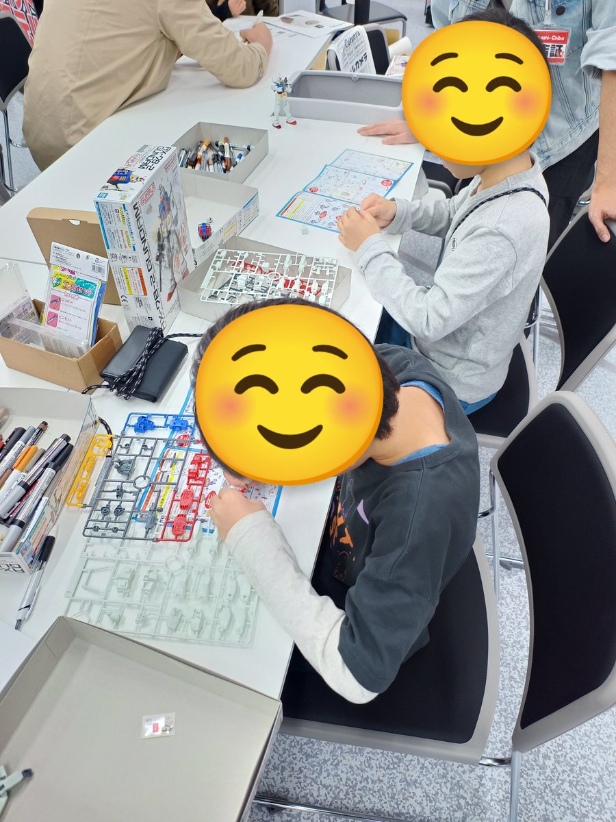 misuji342's tweet photo. ヨドバシ千葉でガンプラ体験開催していたので参加。体験用キットてのがあるんですね
ガンダムマーカー塗装までみっちり１時間、かつてない集中力を発揮する子供たち
#ガンプラ https://t.co/yDW6h3ULFE