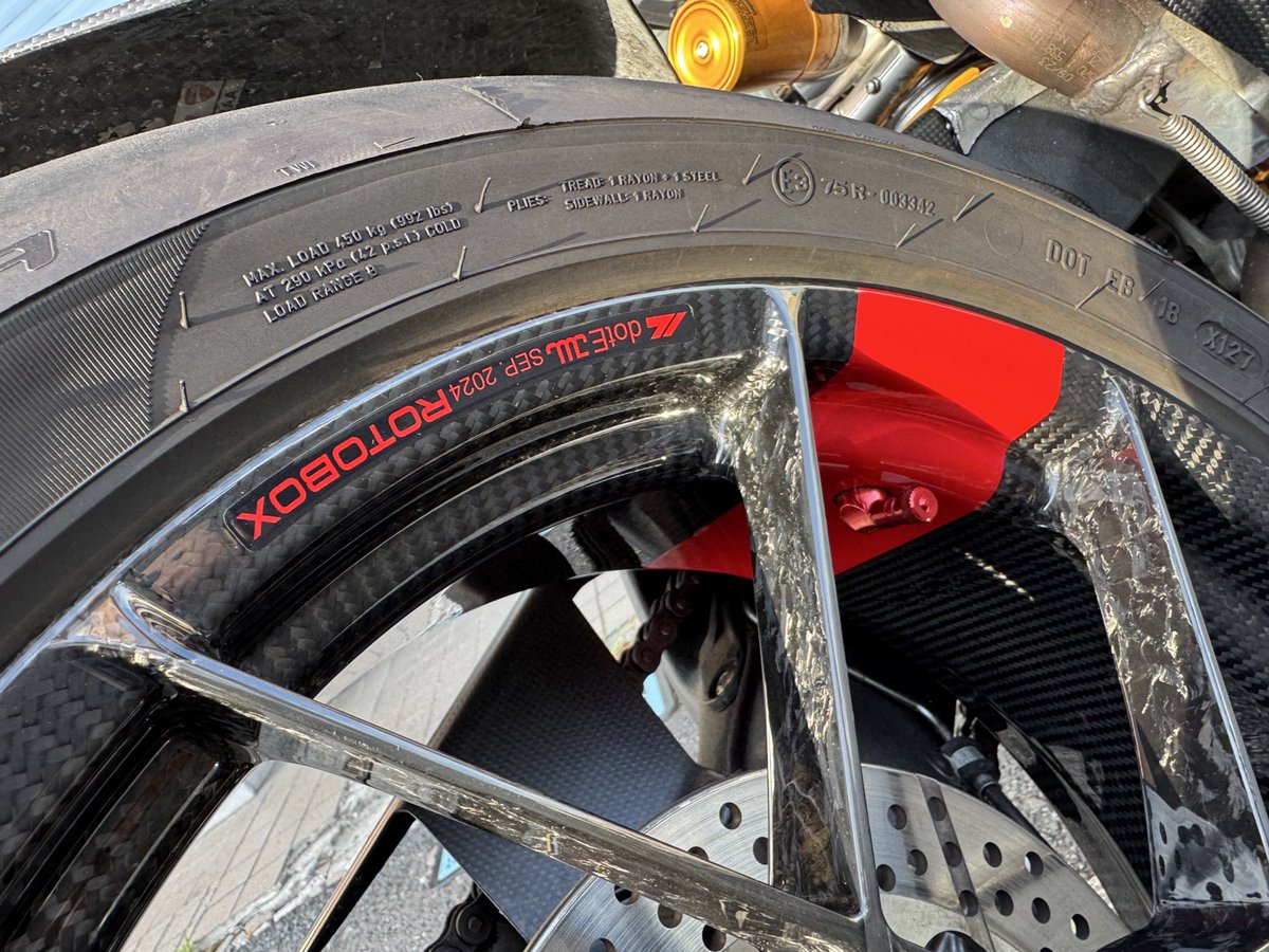 trentasette37_'s tweet image. #ROTOBOX カーボンホイール取付‼️
#motosalon
#Trentasette37_
#トレンタセッテ37