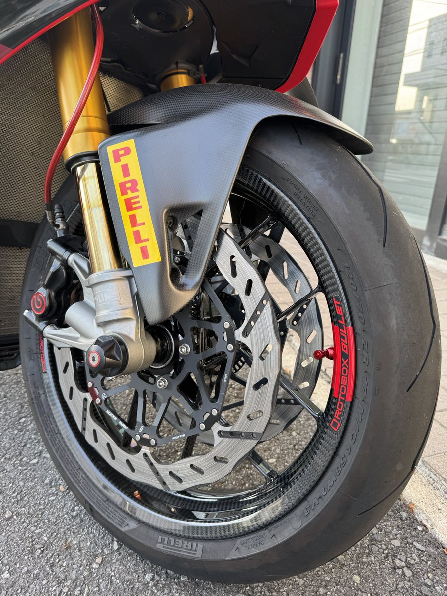 trentasette37_'s tweet image. #ROTOBOX カーボンホイール取付‼️
#motosalon
#Trentasette37_
#トレンタセッテ37