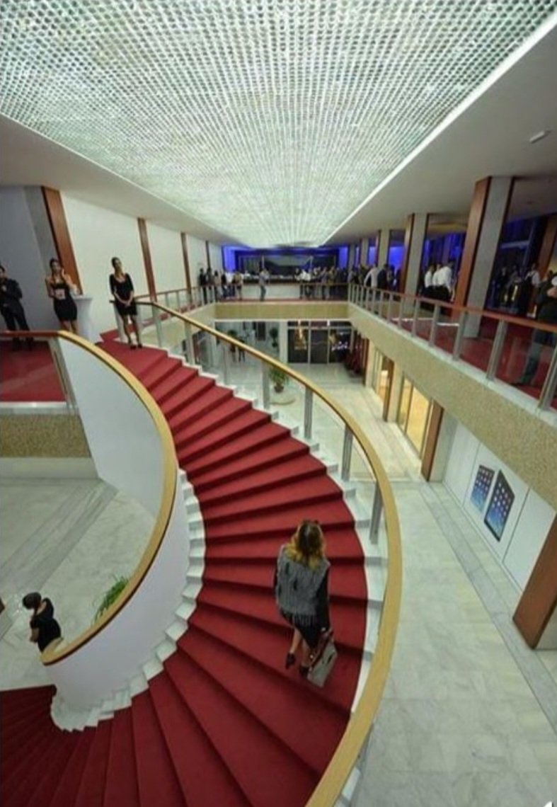 Luster iz hola hotela "Jugoslavija" ušao je u Ginisovu knjigu rekorda čim je napravljen, a i danas je među najvećima na svetu. 
Težak je 14 t, ima pet hiljada sijalica i 40.000 „Svarovski" kristala.
Zna li se gde je završio?