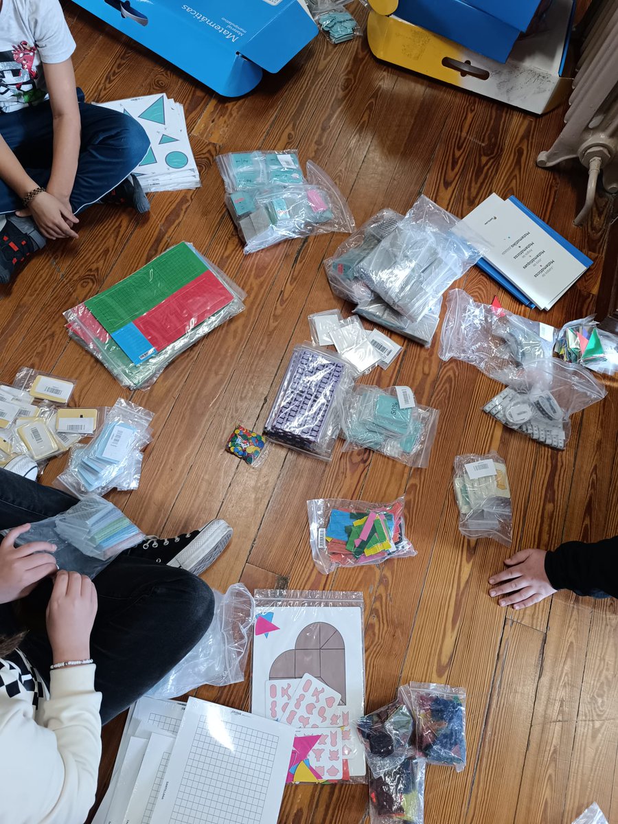 En el CRA Cameros Nuevo, además de la donación organizan el material donado por editoriales, haciendo partícipes de la organización a los alumnos. Muchas gracias chic@s. A por el último empujón.