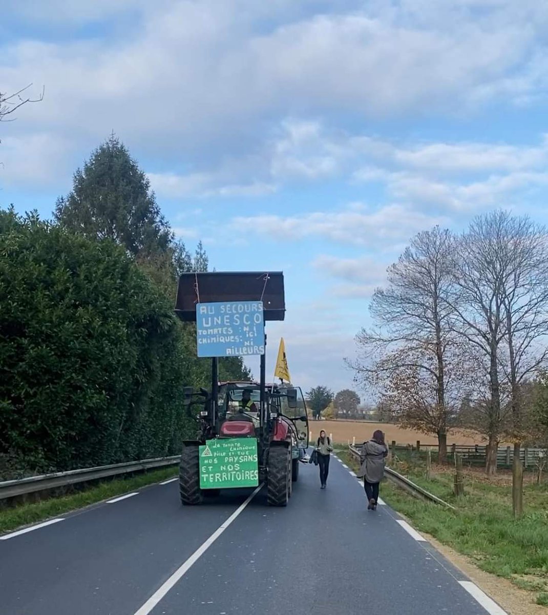 Une très belle marche festive hier à #IsignyLeBuat, à l'appel de la Confédération paysanne de la Manche, et du collectif STOP tomates industrielles pour dire non a l'usine à tomates, en présence de nos élu-es @OzenneJulie, <a href="/DavidCormand/">David Cormand🌻🇪🇺🌍🌏🌎</a> <a href="/GuillaumeHache/">Guillaume Hédouin 🌻🌈</a>