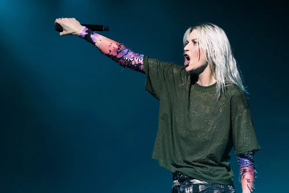 daddy__chill_'s tweet photo. @lp_outfits any idea what mesh short sleeves she’s wearing? Thanks!!! https://t.co/WvUm3udLbn