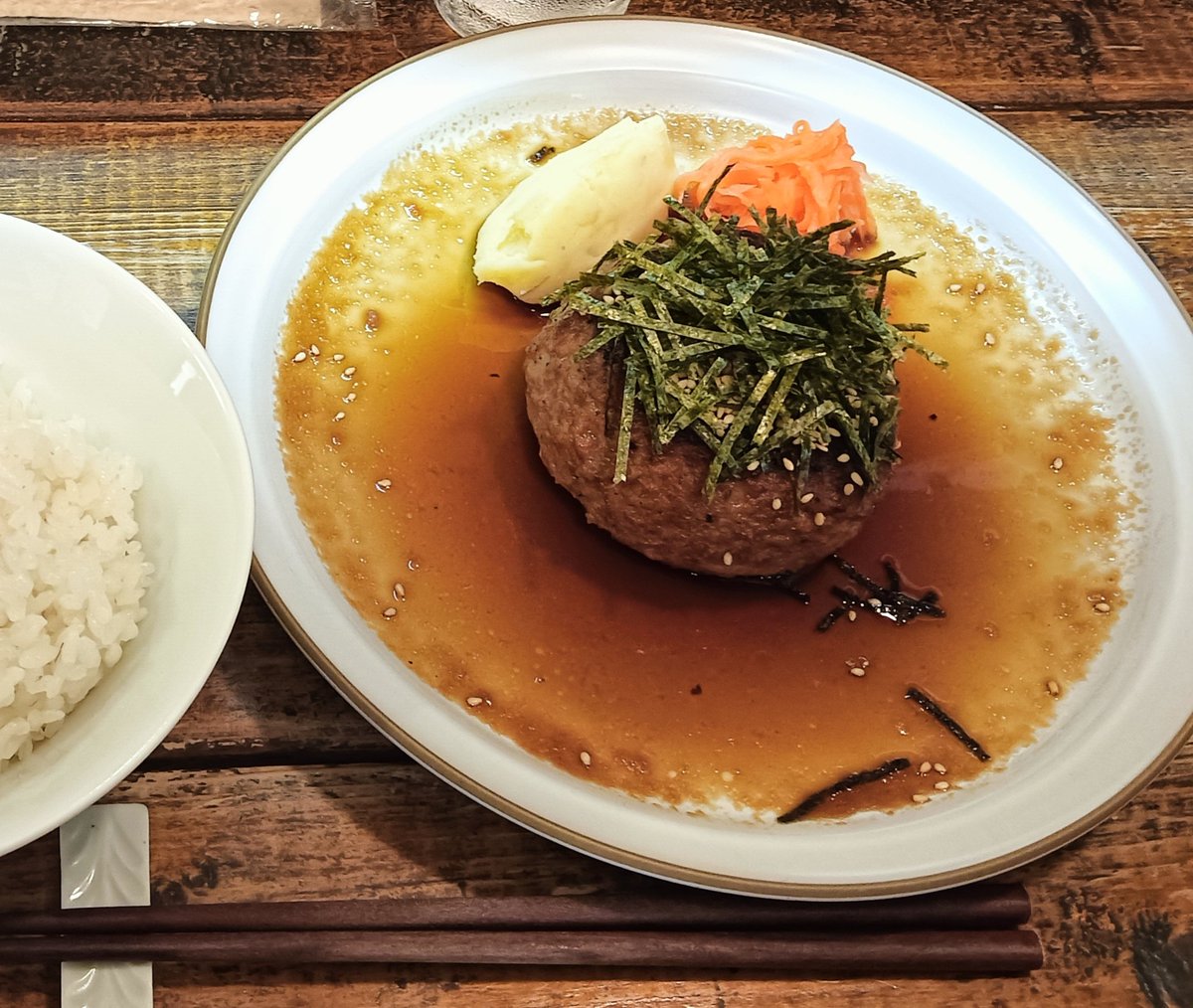 3moun10176473's tweet photo. まん丸ハンバーグ🍴
和風ジンジャーソースでコク+サッパリ感で美味しかったデス💯
ジーニーが出てきそうなシュガーポットもオサレでした~(笑)
#RingTree https://t.co/4QdIdf7M8v