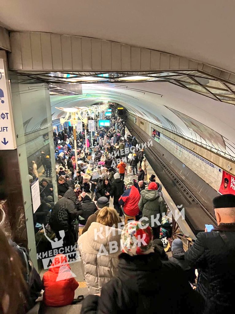 KamilKrilov's tweet photo. Zatímco jsme v noci na neděli našeho nejdůležitějšího 🇨🇿svátku - 35. výročí Sametové revoluce - díkybohu klidně spali, Rusko zasypalo Ukrajinu největším počtem raket a dronů od začátku války. Poslali úplně všechno, co šlo:
+ řízené střely Kh-101/55 z bombardérů Tu-95,
+ rakety Kalibr z Černého moře,
+ rakety KAR X-59/69/31P z Azovského a Černého moře,
+ nadzvukové střely X-22 z bombardérů Tu-22,
+ balistické střely Iskander-M/KN-23;
+ protiletadlové balistické střely S-300/S-400,
+ balistické rakety Kinžal,
+ hypersonické řízené střely Zirkon;
+ bezpilotní drony Šáhid-Geran, Gerber a návnady pro PVO.

Cílem byla po celé zemi zejména  energetická infrastruktura a další civilní cíle, zasáhli tepelnou elektrárnu, energetici museli odpojit síť. 

V 🇵🇱 Polsku vzlétly stíhačky, rakety mířily až k hranicím Polska do Lvovské oblasti.

Tohle je Putinova odpověď na Scholzovy telefonáty, Orbánovy a dalších chcimírských návštěv kolaborantů celého světa se zlem v Moskvě.

Svoboda a nezávislost na fašistickém a parazitickém Rusku, kterou si již skoro 1000 dnů invaze a 10 let hybridní války vlastní krví dnes a denně snaží vybojovat všichni Ukrajinci, tu jsme my v 🇨🇿 Československu získali před 35 lety shodou šťastných okolností a úsilím mnoha těch, co se nevzdali. ✌️♥️

A při pohledu na obrázky z dnešního rána z Kyjeva si jednou provždy ujasněme, že politika ústupků válkychtivým zločincům vede jen k dalším a větším válkám v budoucnu. A že si svou svobodu, nezávislost a demokracii nesmíme nechat za žádných okolností vzít. Ani Ruskem, ani Čínou, ani množstvím kolaborantů a hlupáků, se kterými se ani 35 let po našem pražském sametovém "Majdanu" stále bohužel neumíme vypořádat.

Слава Україні 🇺🇦 Pravda zvítězí 🇨🇿🦁♥️✌️